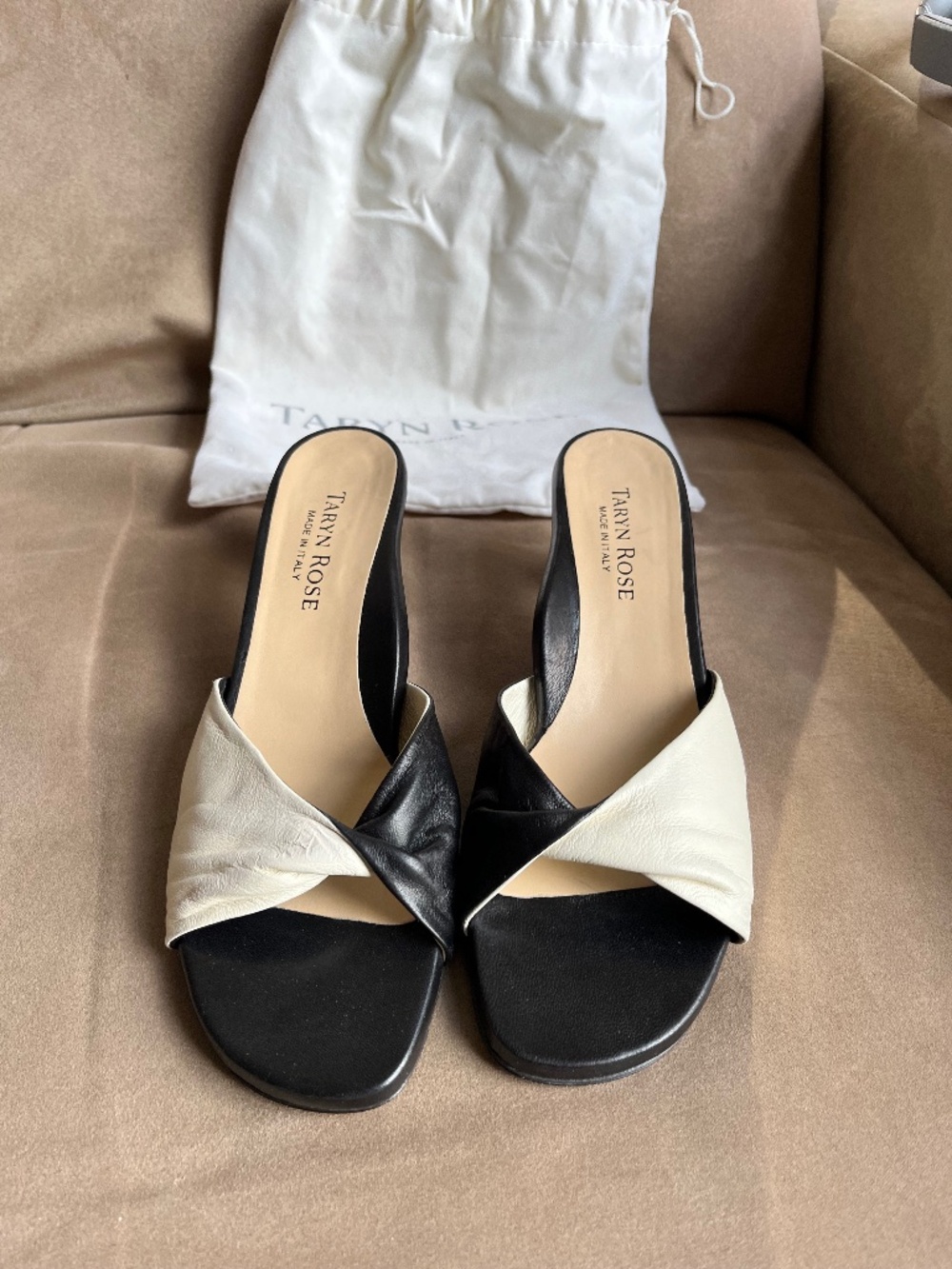NWOB Taryn Rose Cream and Black leather mules